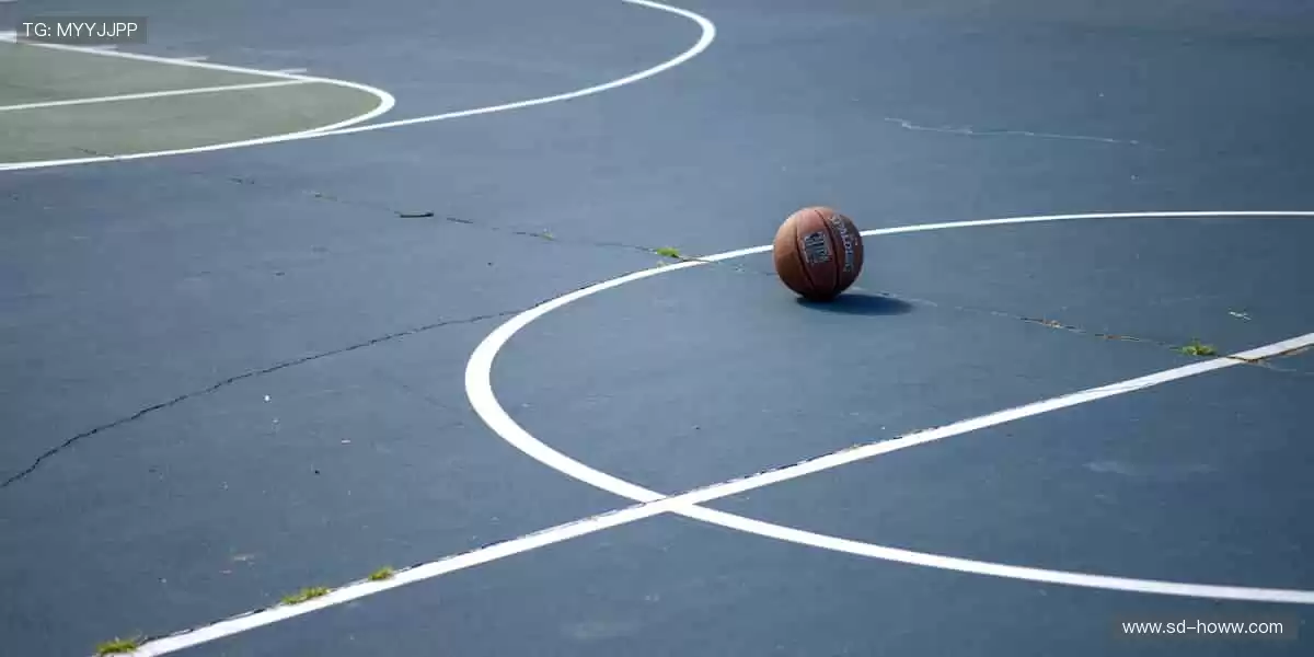 周边好物，粉丝专属！👕🎁 从球衣到纪念章，把热爱穿在身上！